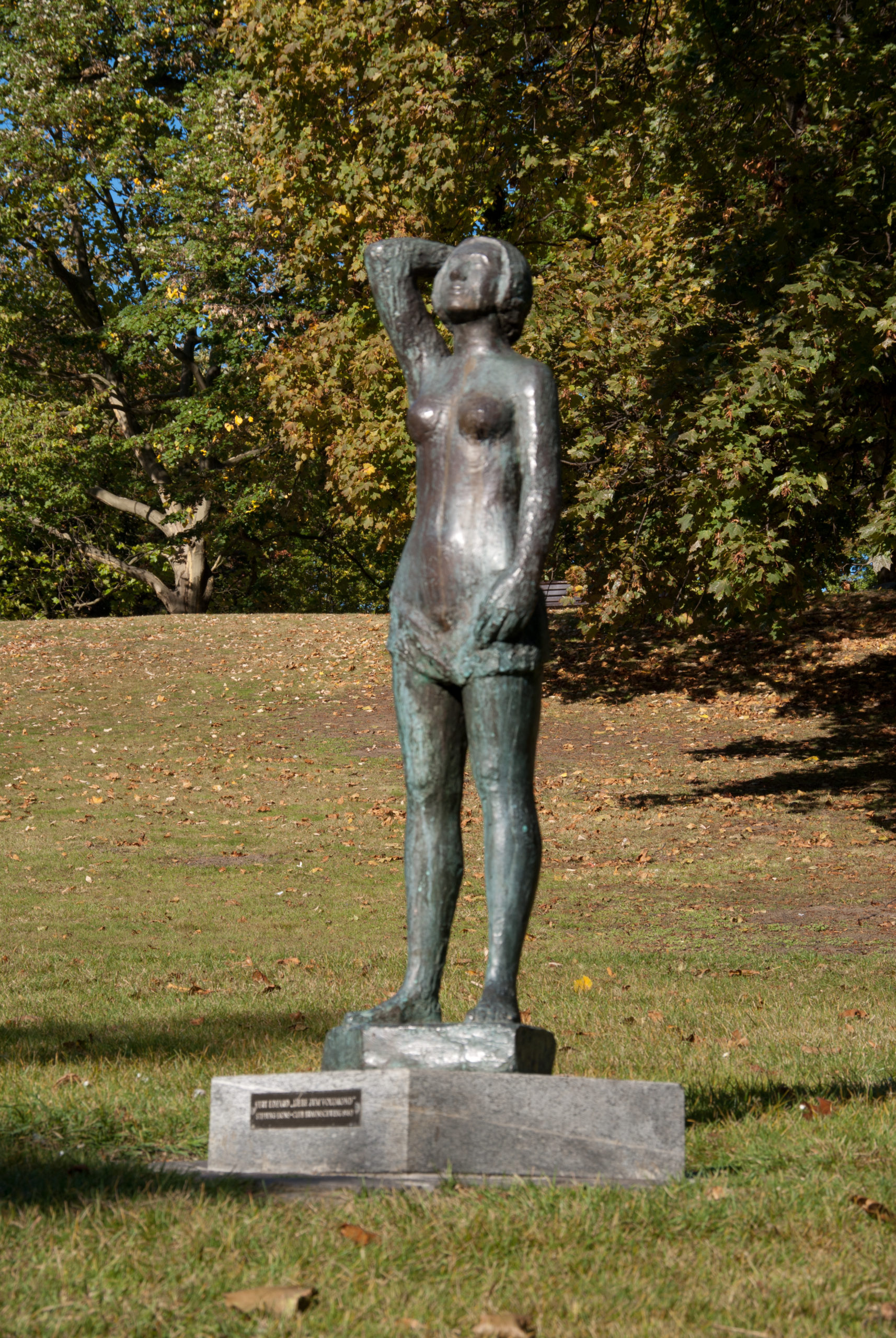 Statue "Die Stehende – Liebe zum Vollmond" von Kurt Edzard