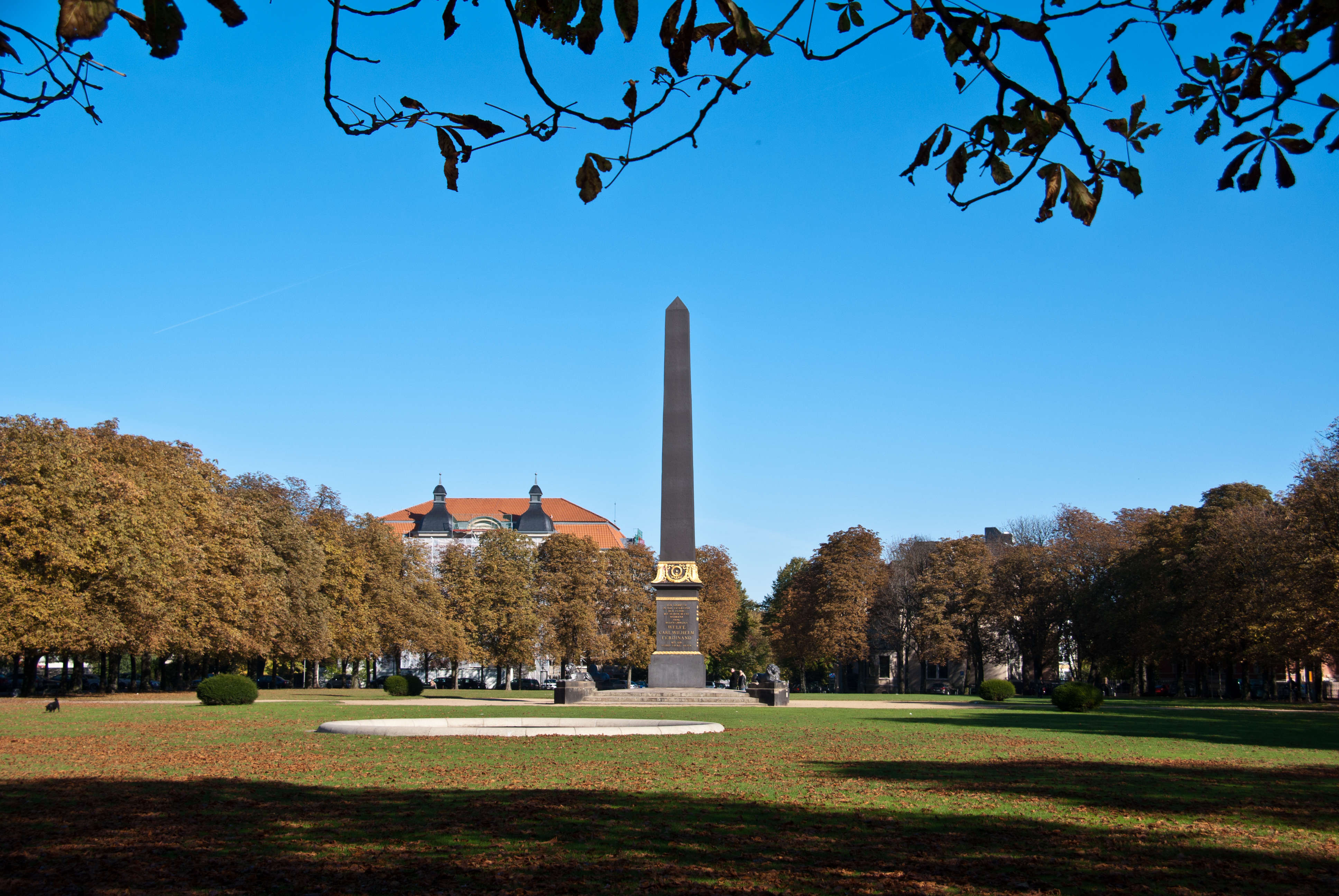 Löwenwall mit Obelisk im Herbstlicht