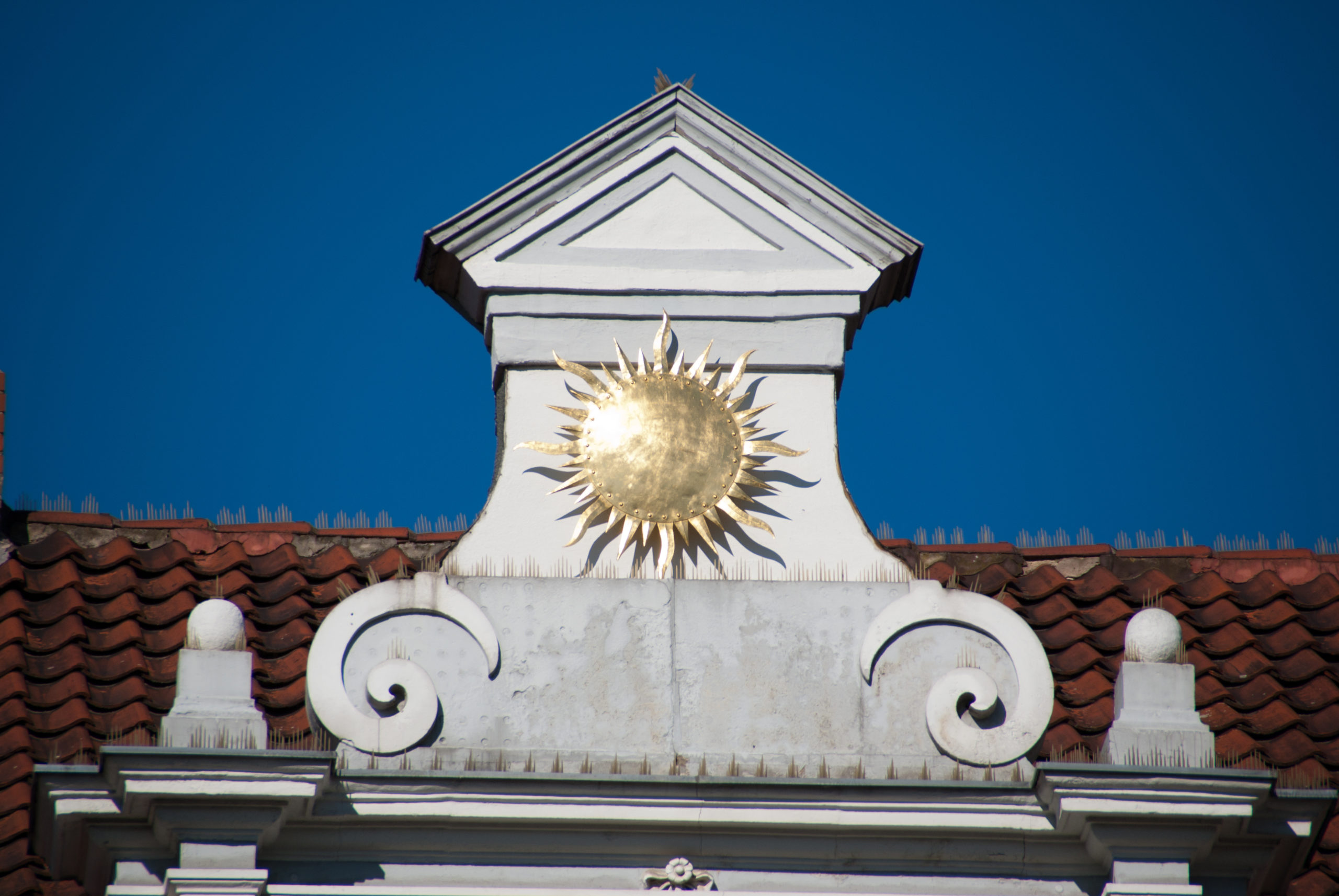 Goldene Sonne im Giebel des "Hauses zur Sonne" am Kohlmarkt