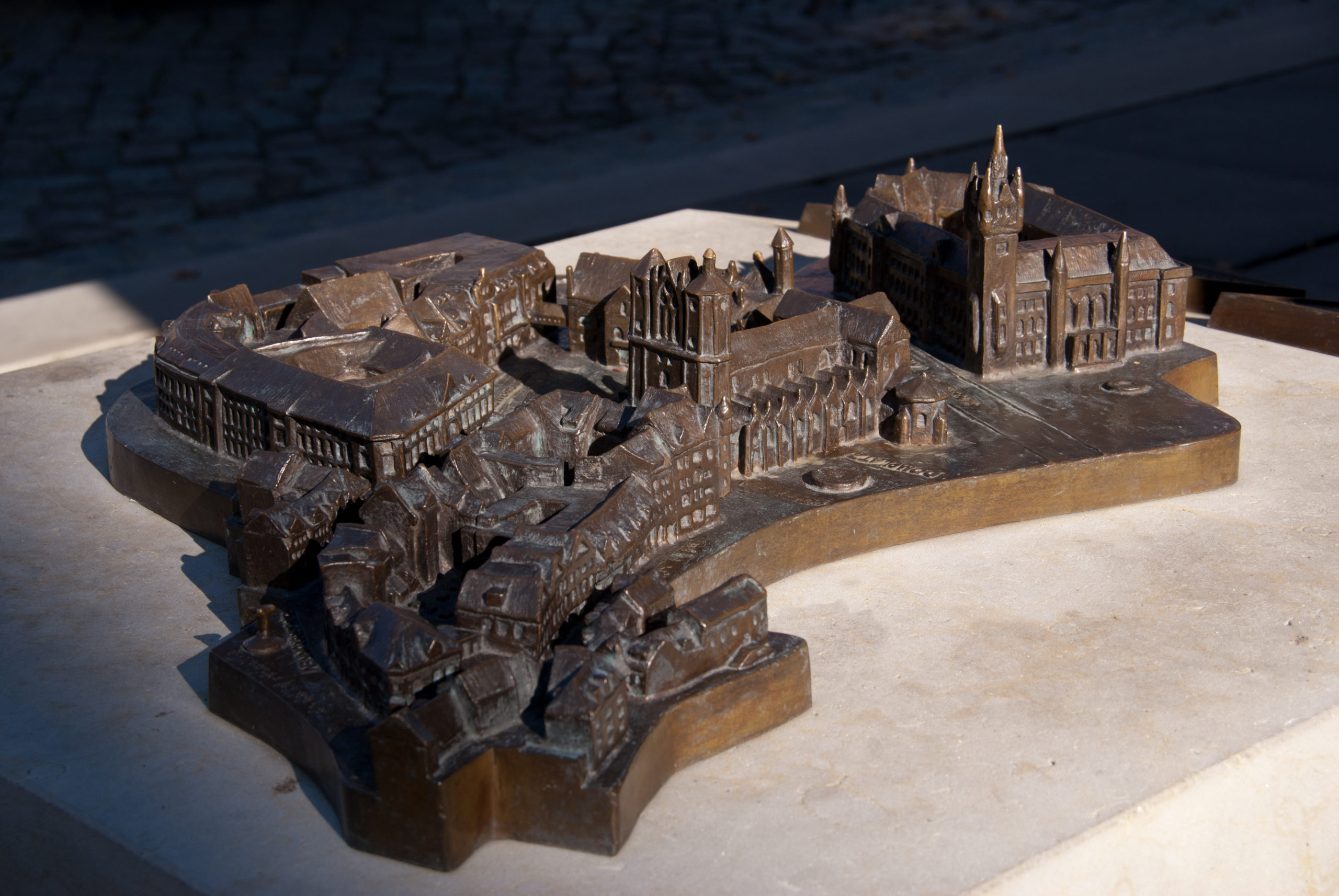 Bronzerelief des Burgplatzes mit Beschreibung in Braille-Schrift